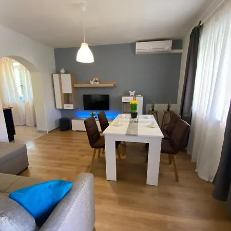 Dora Apartment *